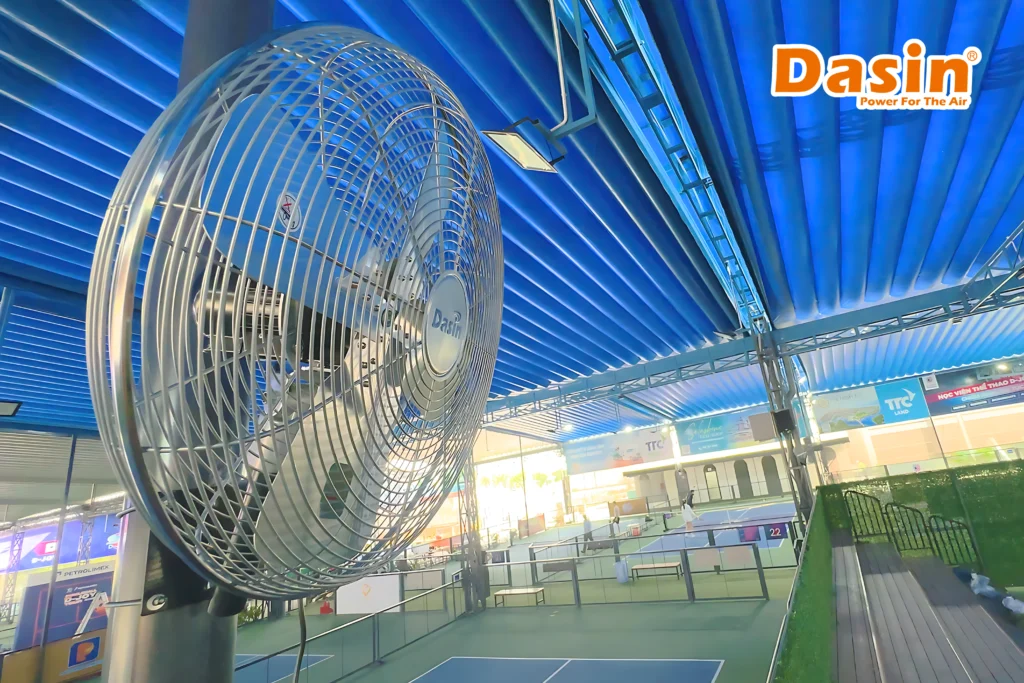 quạt treo tường sân pickleball