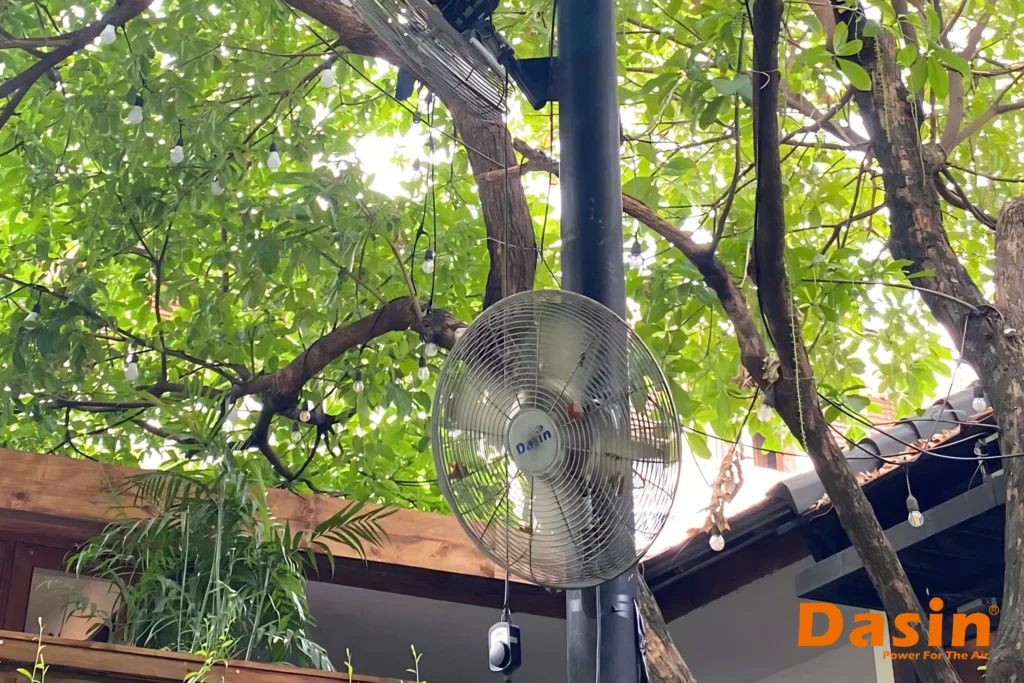 quạt treo tường ngoài trời